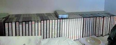 Rangées de cassettes stockées verticalement pour en montrer la tranche