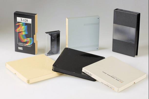 Diverses boîtes en plastique et en papier utilisées pour conserver les rubans magnétiques sur bobines ou en cassette