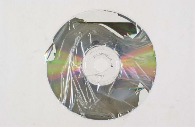 Vue, côté étiquette, d’un CD inscriptible manifestant une grave délamination