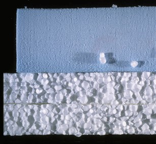 Planche de mousse de polystyrène extrudé (dessus) et de granulés expansés (dessous).