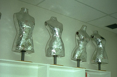 Mannequins fabriqués de papier mâché et recouverts d’une pellicule d’aluminium plastifiée.
