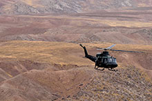 L’opération IMPACT.  Le 8 novembre 2016. Un hélicoptère CH-146 Griffon survole un terrain vallonné lors d’un vol tactique dans le nord de l’Irak. (Photo : Op IMPACT, Caméra de combat des Forces canadiennes)