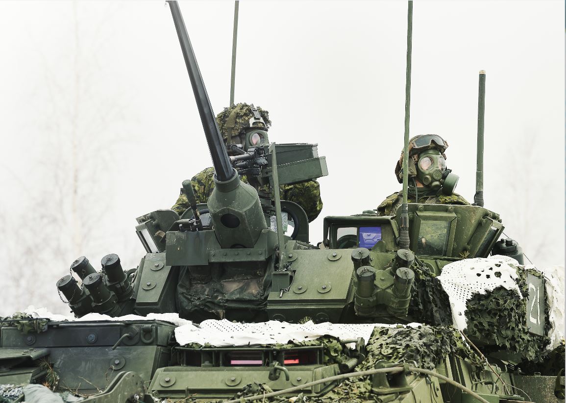 Des membres des Forces armées canadiennes participent à une simulation d’attaque au moyen d’un agent chimique au cours de l’exercice CLAYMORE FORGED du groupement tactique responsable de la présence avancée renforcée en Lettonie, au Camp Ādaži, le 10 mars 2018. Photo : Cpl Desiree T. Bourdon, Force opérationnelle de Lettonie RP16-2018-0021-237