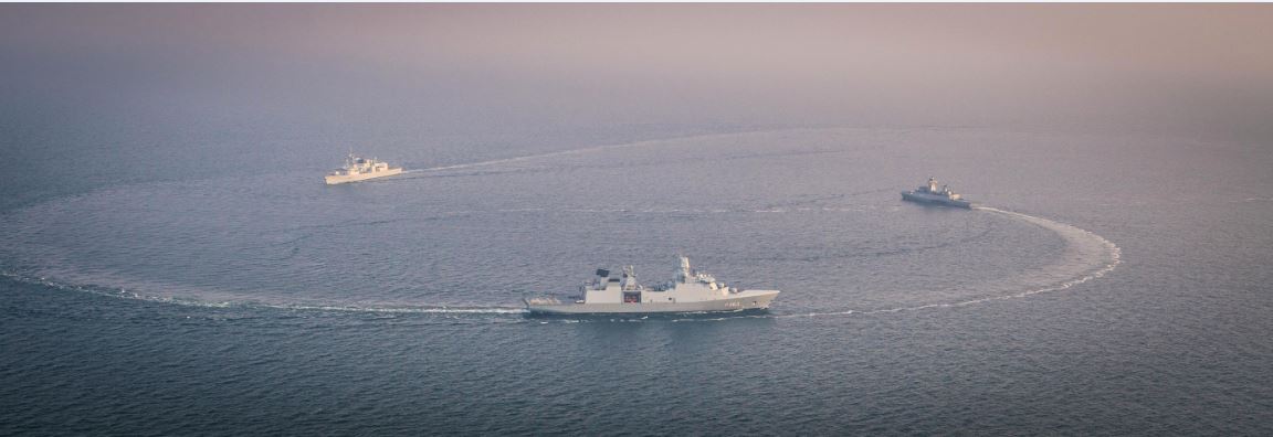 Le Navire canadien de Sa Majesté (NCSM) St. John’s actuellement en déploiement dans la mer Baltique exécute des manœuvres avec d’autres navires du groupe opérationnel de l’OTAN, le HDMS NIEL JUEL (F363) et le FGS ERFURT (F262), au cours de l’opération REASSURANCE, le 6 mars 2018. Photo : Caporal Tony Chand, Services d’imagerie de la formation RP17-2018-0028-03630