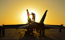 3 novembre 2014. Koweït – Une équipe au sol de l’Aviation royale canadienne effectue des vérifications à la suite d’un vol sur un chasseur à réaction CF18, au Koweït, après une sortie en Irak dans le cadre de l’opération Impact (Photo IS2014-5026-03 par la Caméra de combat des Forces canadiennes)