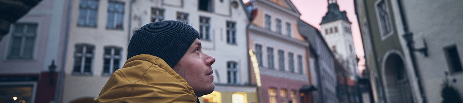 Une personne levant les yeux sur un immeuble en Estonie.