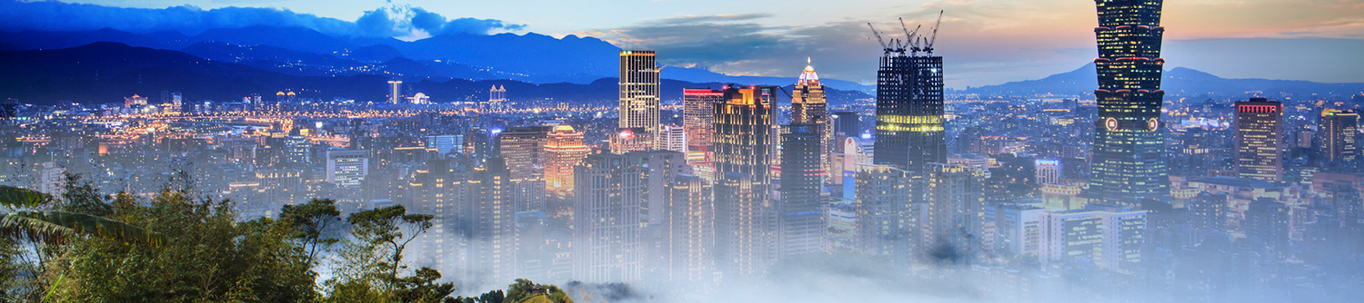 Une vue aérienne d’une ville de Taïwan devant des montagnes
