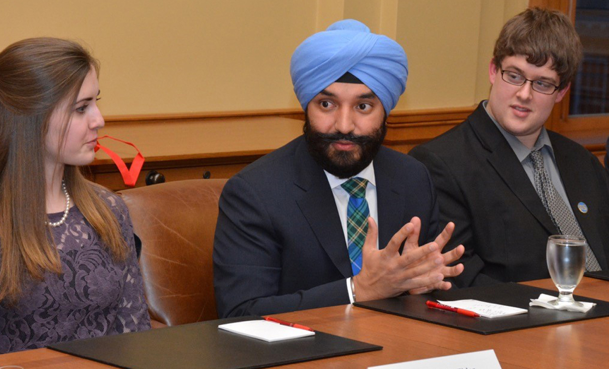 January 26, 2017 - The Honourable Navdeep Bains, Minister of Innovation, Science and Economic Development (centre), speaks with Acadia University students at a Youth Roundtable in Wolfville, Nova Scotia.