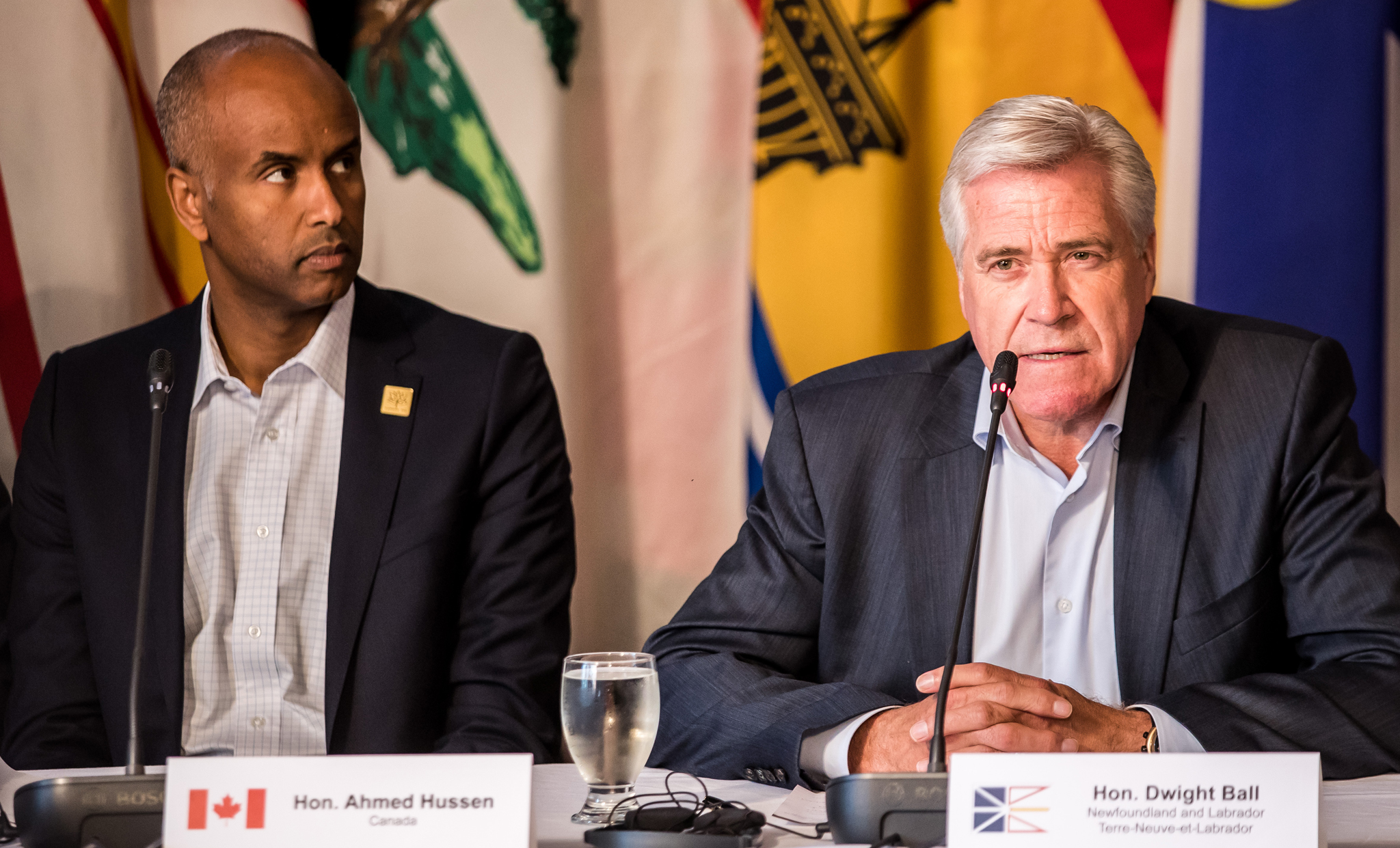 Le 11 juillet 2017 - Le ministre de l'Immigration, des Réfugiés et de la Citoyenneté Ahmed Hussen et le premier ministre de Terre-Neuve-et-Labrador Dwight Ball rencontrent les médias à la fin de la réunion du 11 juillet 2017 sur la Stratégie de croissance pour l'Atlantique qui a eu lieu à Humber Valley (T.-N.-L.).