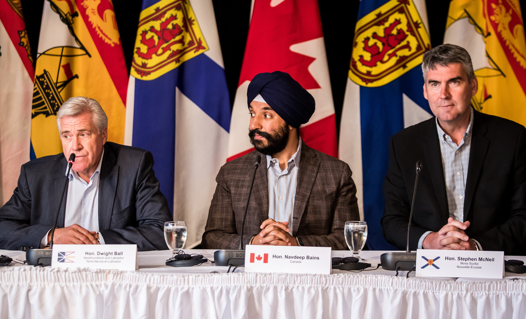 Le 11 juillet 2017 - Le premier ministre de Terre-Neuve-et-Labrador Dwight Ball, le ministre de l'Innovation, des Sciences et du Développement économique et ministre responsable de l'APECA Navdeep Bains, et le premier ministre de la Nouvelle-écosse Stephen McNeil répondent aux questions des médias à la conférence de presse du 11 juillet 2017 sur la Stratégie de croissance pour l'Atlantique qui a eu lieu à Humber Valley (T.-N.-L.).