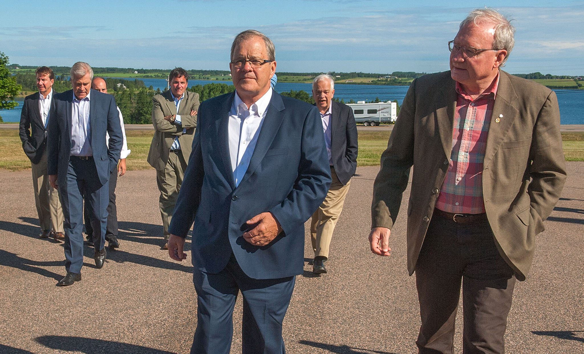 Le 4 juillet 2016 - L'honorable Lawrence MacAulay, ministre de l'Agriculture et de l'Agroalimentaire (au centre), et l'honorable Wade MacLauchlan, premier ministre de l'Île-du-Prince-Édouard (à droite), suivis de divers ministres fédéraux et premiers ministres provinciaux.