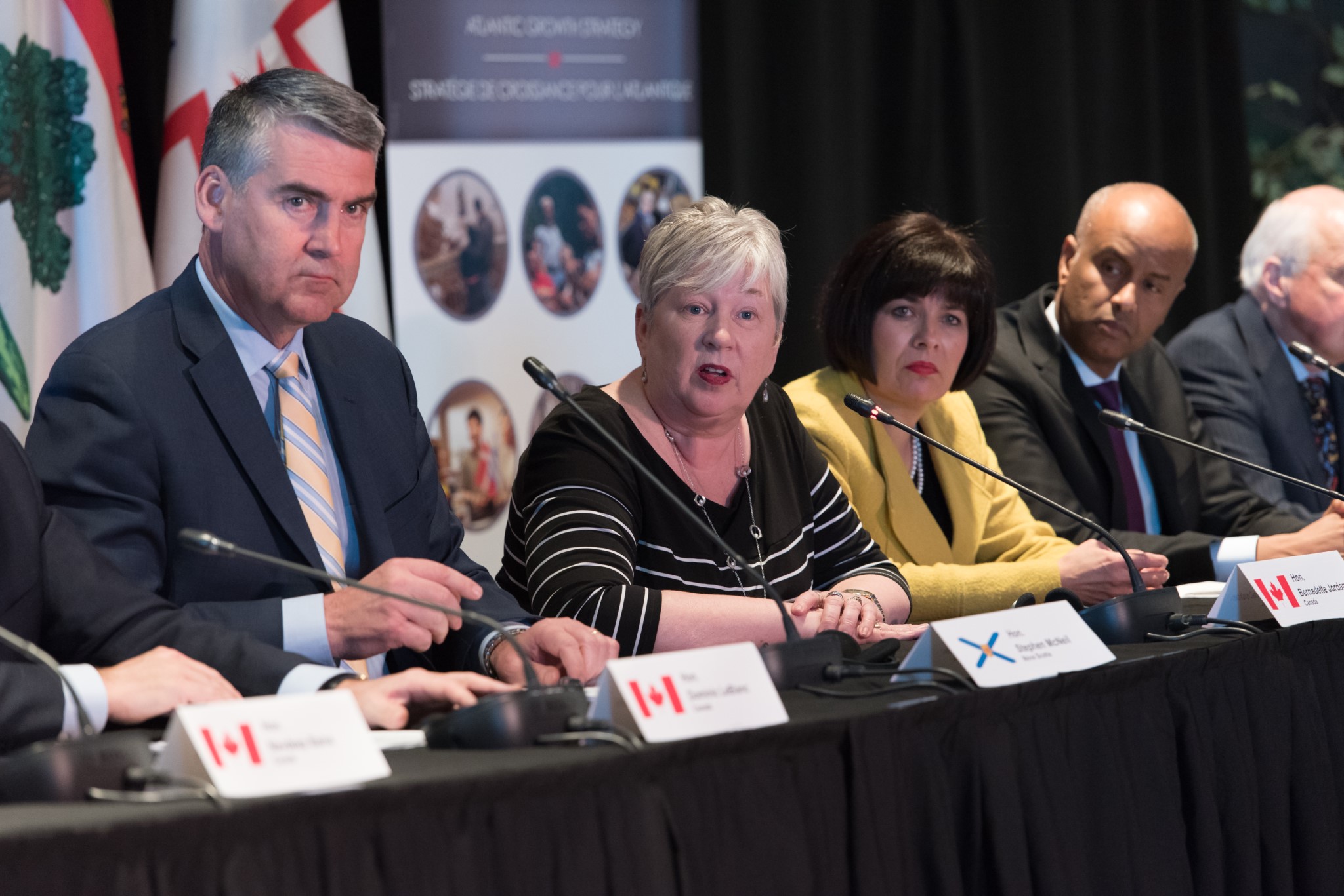 Le 1er mars 2019 – Stephen McNeil, premier ministre de la Nouvelle-Écosse, à gauche, préside la conférence de presse du Comité de direction de la Stratégie de croissance pour l’Atlantique à Halifax, en Nouvelle-Écosse. On peut voir à sa droite Bernadette Jordan, ministre du Développement économique rural.