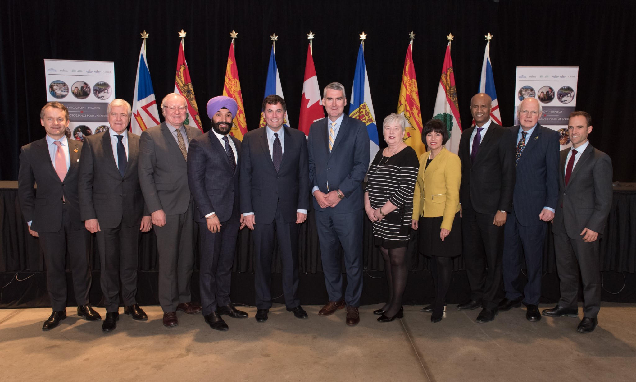 Le 1er mars 2019 – Les ministres et premiers ministres étaient à Halifax, en Nouvelle-Écosse, pour discuter des progrès de la Stratégie de croissance pour l’Atlantique et des initiatives stratégiques visant à faire croître la région de l’Atlantique. De gauche à droite : Seamus O’Regan, ministre des Services aux Autochtones; Dwight Ball, premier ministre de Terre-Neuve-et-Labrador; Wade MacLauchlan, premier ministre de l’Île-du-Prince-Édouard; Navdeep Bains, ministre de l’Innovation, des Sciences et du Développement économique et ministre responsable de l’APECA; Dominic LeBlanc, ministre des Affaires intergouvernementales et du Nord et du Commerce intérieur; Stephen McNeil, premier ministre de la Nouvelle-Écosse; Bernadette Jordan, ministre du Développement économique rural; Ginette Petitpas Taylor, ministre de la Santé; Ahmed Hussen, ministre de l’Immigration, des Réfugiés et de la Citoyenneté; Greg Thompson, ministre responsable des Affaires intergouvernementales du Nouveau-Brunswick (représentant le premier ministre du Nouveau-Brunswick Blaine Higgs); et Matt DeCourcey, Secrétaire parlementaire du ministre de l'Immigration, des Réfugiés et de la Citoyenneté.