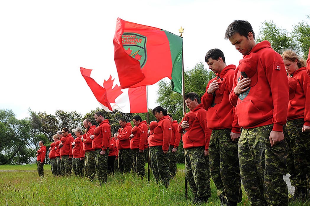 Des membres du 4e Groupe de patrouilles des Rangers canadiens observent un moment de silence dans le cadre de la Journée nationale de commémoration le 9 mai 2014, à Victoria (C.-B.).