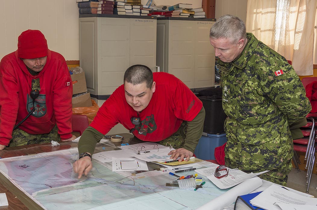 Master Corporal Byron Corston (left) from 3rd Canadian Ranger Patrol Group debriefs 4 Division Commander, Brigadier General Stephen Cadden about the final scenario mission during Exercise COASTAL RANGER in Moosonee, Ontario on March 4, 2017. Photo by Master Corporal Mathieu Gaudreault
