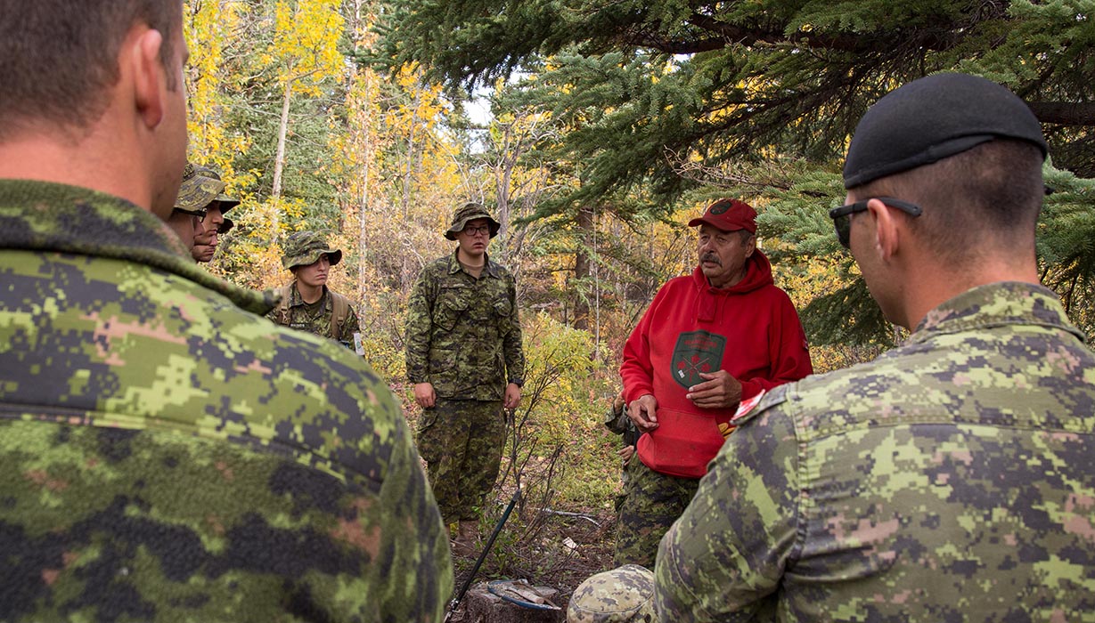 Le ranger Chuck Hume, membre du 1er Groupe de patrouilles des Rangers canadiens, explique les procédures relatives à la faune aux membres des Forces armées canadiennes du 41e groupe de combat du 12e Régiment blindé du Canada, le 28 août 2016. Photo : Cpl Chase Miller