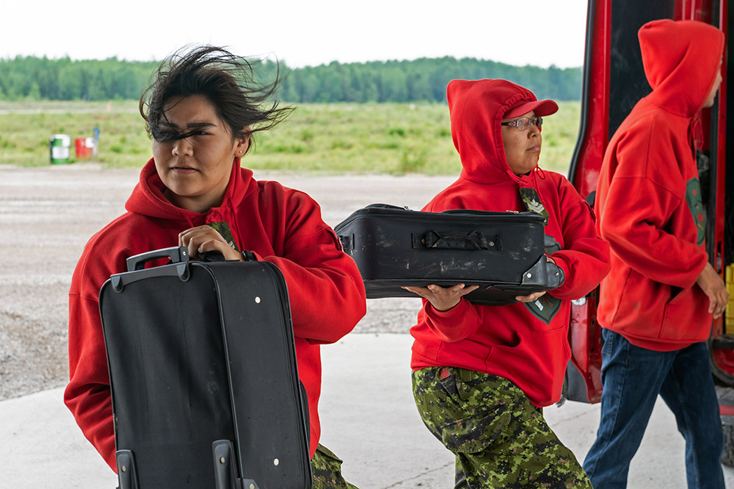 Des membres du 436e Escadron de transport de l’Aviation royale canadienne et des Rangers canadiens procèdent à l’évacuation des membres de la communauté de la Première nation de Pikangikum à bord d’un aéronef CC-130J au cours de l’opération LENTUS, le 10 juillet 2019. Photo : Cpl Ken Beliwicz
