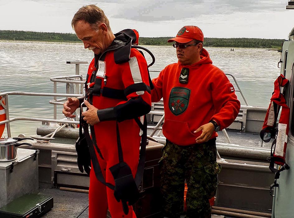 Des militaires déployés dans le cadre de l’opération NUNAKPUT 2017 participent à un entraînement de récupération d’un homme à la mer, à Yellowknife (T.N. O.), le 30 juin 2017. Photo : Cplc Lorraine Villeneuve