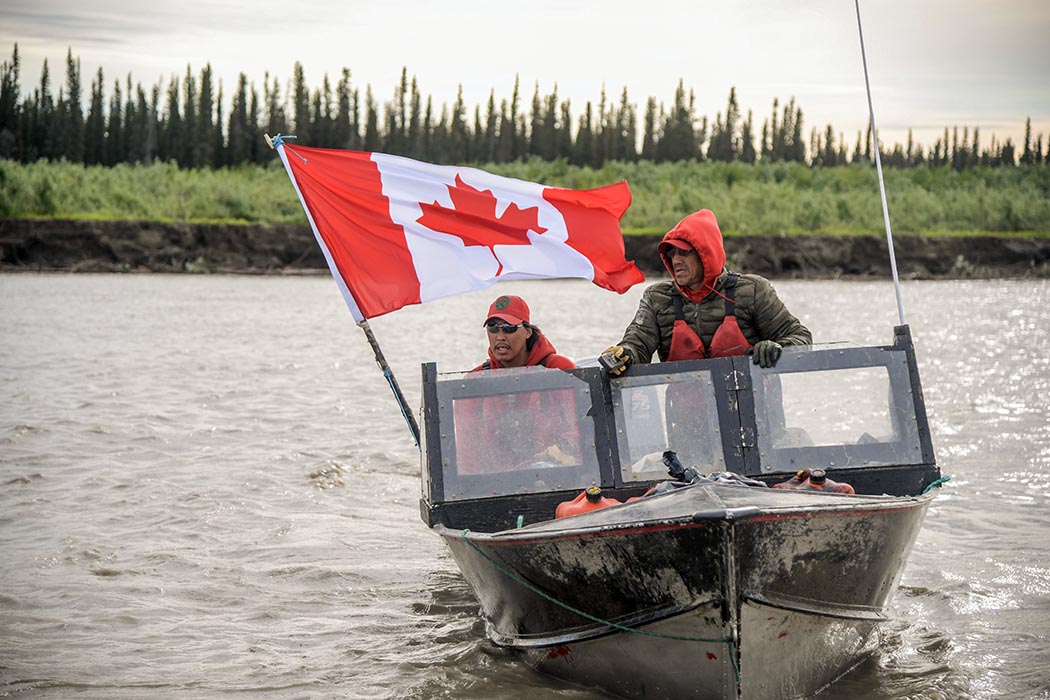 Des militaires qui participant à un déploiement dans le cadre de l’opération NUNAKPUT 2017 effectuent une patrouille le long du fleuve Mackenzie, d’Inuvik à Aklavik, au cours de l’opération NUNAKPUT 2017, le 12 juillet 2017. Photo : Capt Soomin Kim