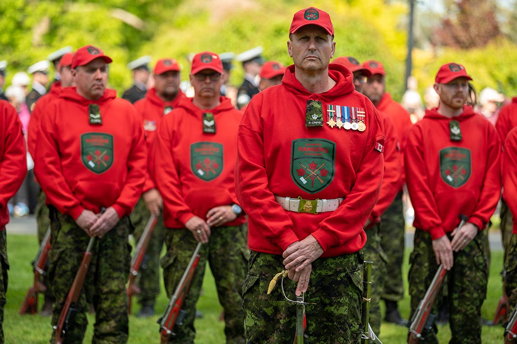 Un groupe de Rangers canadiens lors d’une cérémonie formelle dans le cadre de la fin de semaine de lancement du RC-75, tenue en mai 2022 à Victoria (C.-B.).