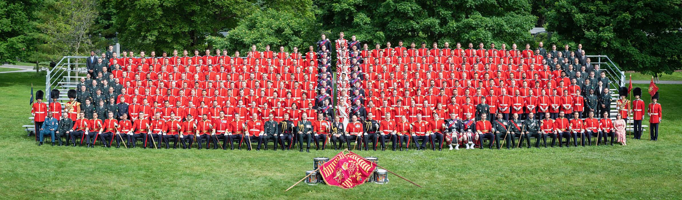 Photo de groupe des 360 membres de la Garde de cérémonie 2019 prise à Rideau Hall à Ottawa, en Ontario, le 21 juin 2019. 
Photo : Sergent Johanie Maheu, Unité de soutien des Forces canadiennes (Ottawa). ©2019 DND/MDN Canada.