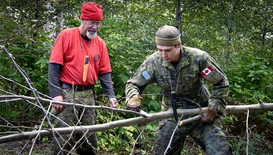 Canadian Rangers teach Enhanced Wilderness Survival - Canada.ca