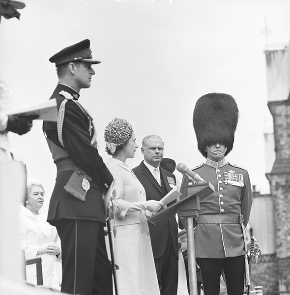 Sa Majesté la reine Elizabeth II et Son Altesse Royale le prince Philippe sur la Colline du Parlement lors de leur visite royale de 1967.
©2017 DND/MDN Canada
