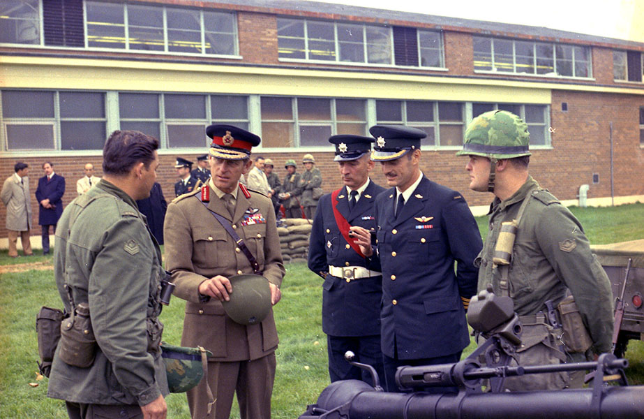 Son Altesse royale le prince Philippe, colonel en chef du Royal Canadian Regiment (RCR), en visite à la base d’appartenance du 2e Bataillon, RCR