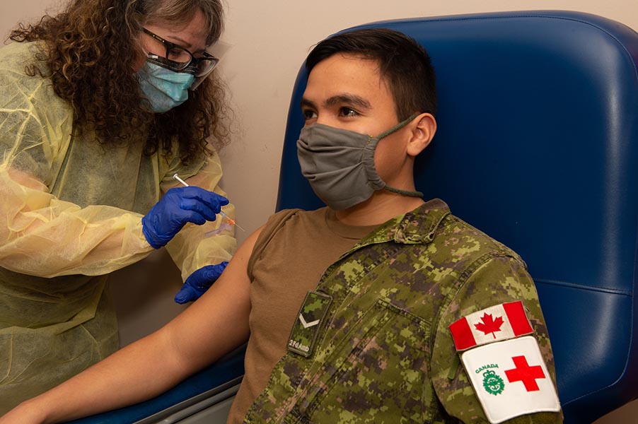 Le soldat Luis Penagos, technicien médicale de la 2e Ambulance de campagne reçoit son vaccin contre la COVID à la garnison Petawawa le jeudi 7 janvier 2021