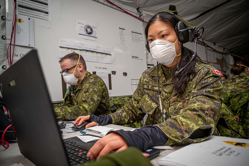 Canadian Armed Forces members from multiple units across Canada begin operations on the first day of Exercise UNIFIED RESOLVE 2022 (UR22) at Garrison Petawawa. UR22 is a realistic training environment created in order to exercise the Headquarters of 2 Canadian Mechanized Brigade Group (2 CMBG) in their ability to concurrently plan and conduct full spectrum operations. Photo: Corporal Melissa Gloude, Canadian Armed Forces Imagery Technician. ©2022 DND-MDN Canada.