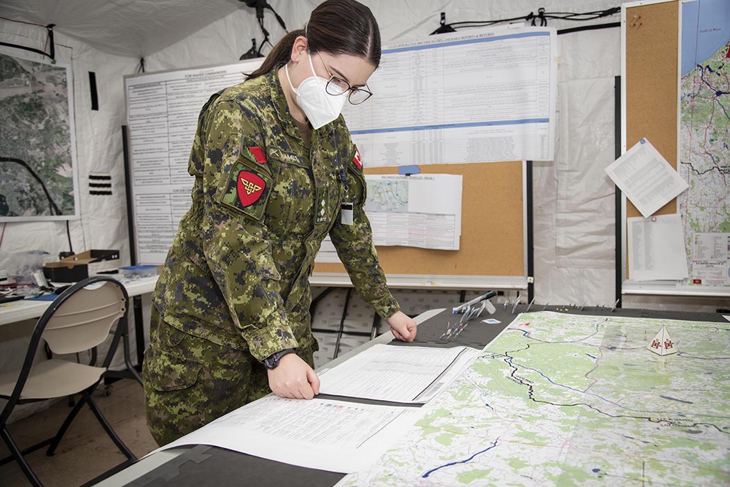 Lieutenant Hamilton is preparing a brief in Kingston, Ontario while participating in Exercise UNIFIED RESOLVE 2022. It is the Canadian Army’s largest computer-assisted exercise and is designed, executed, and evaluated by the Canadian Manoeuvre Training Centre. Photo: Sergeant Faye Worthy. ©2022 DND-MDN Canada.