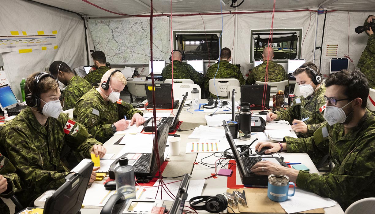 Le 31 janvier 2022, des militaires du Lord Strathcona’s Horse (Royal Canadians) ont participé à l’exercice UNIFIED RESOLVE 2022, qui se déroulait à la Base de soutien de la 3e Division du Canada Edmonton. L’ex UNIFIED RESOLVE 2022 est une activité d’entraînement absolument essentielle au maintien et à l’amélioration de la disponibilité opérationnelle globale. Cette activité permet à l’Armée canadienne de s’assurer que ses forces de contingence à disponibilité opérationnelle élevée sont prêtes à participer à un déploiement à tout moment. Photo : Robert Schwartz, Service d’imagerie de la Base de soutien de la 3e Division du Canada Edmonton. ©2022 DND MDN Canada.