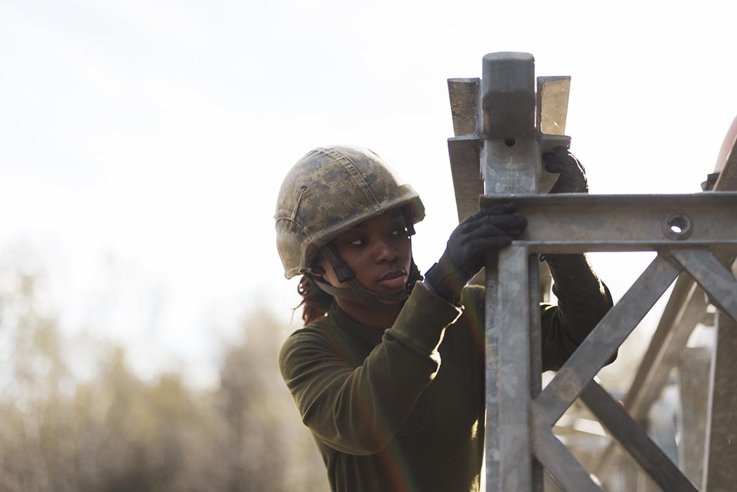 Le 25 septembre 2021, la caporale Kalongo, du 39e Régiment du génie de combat, aligne les éléments d’un pont ACROW. Photo : soldat Daniel Pereira, Affaires publiques, 39 GBC. ©2021 DND/MDN Canada.