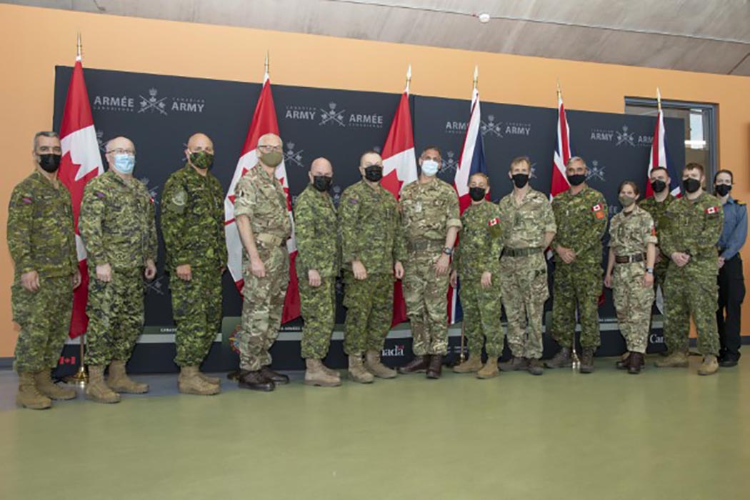 Des représentants de l’Armée canadienne et de l’Armée du Royaume-Uni tiennent des discussions d’état-major au Quartier général de la Défense nationale (Carling), à Ottawa le 4 mai 2022.  Photo: Blanchard, Sgt JRP. ©2022 DND/MDN Canada.
