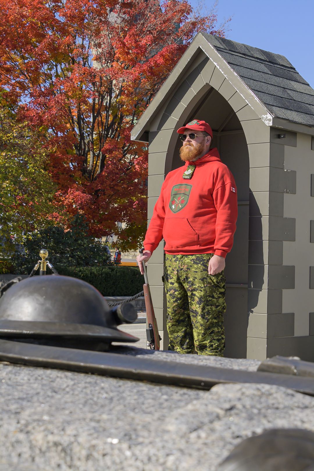 Sgt Ryan Peden montant la garde à la Tombe du soldat inconnu à Ottawa, Ontario. Sgt Peden dirigera aussi le Commandement des sentinelles lors du jour du Souvenir.
