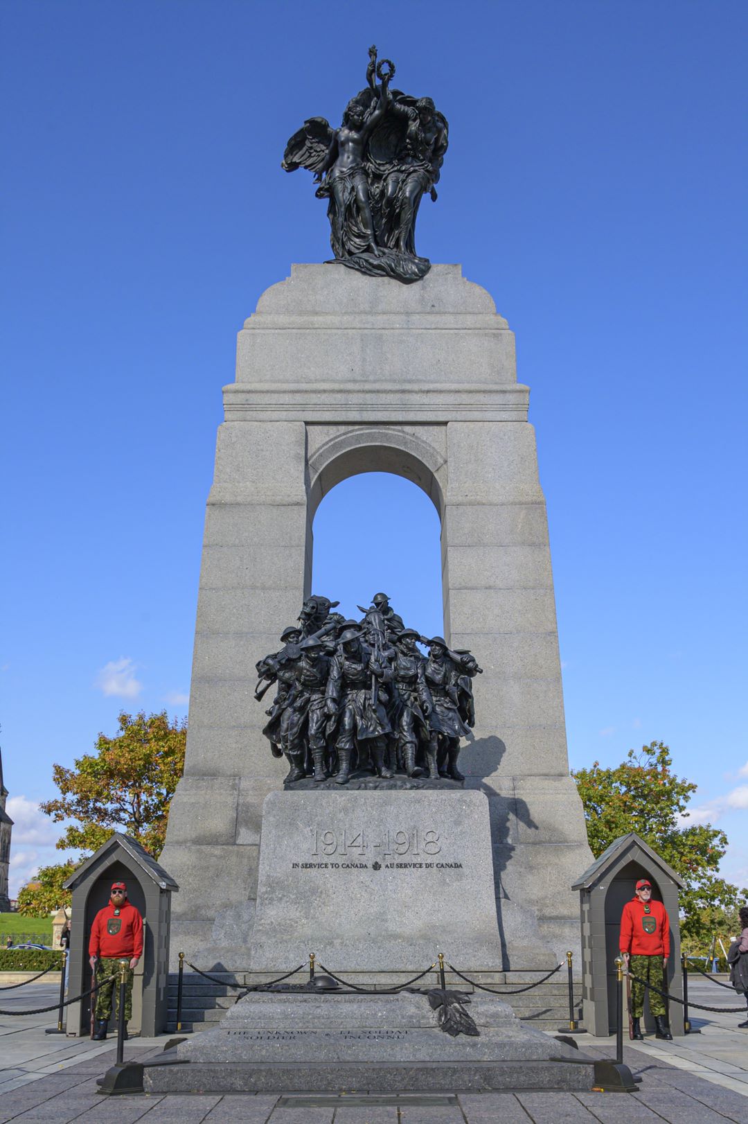 La Tombe du soldat inconnu à Ottawa, Ontario, en train d’être gardé par deux Rangers canadiens dont la période de garde a été étendu dans le cadre du 75e anniversaire des Rangers canadiens.