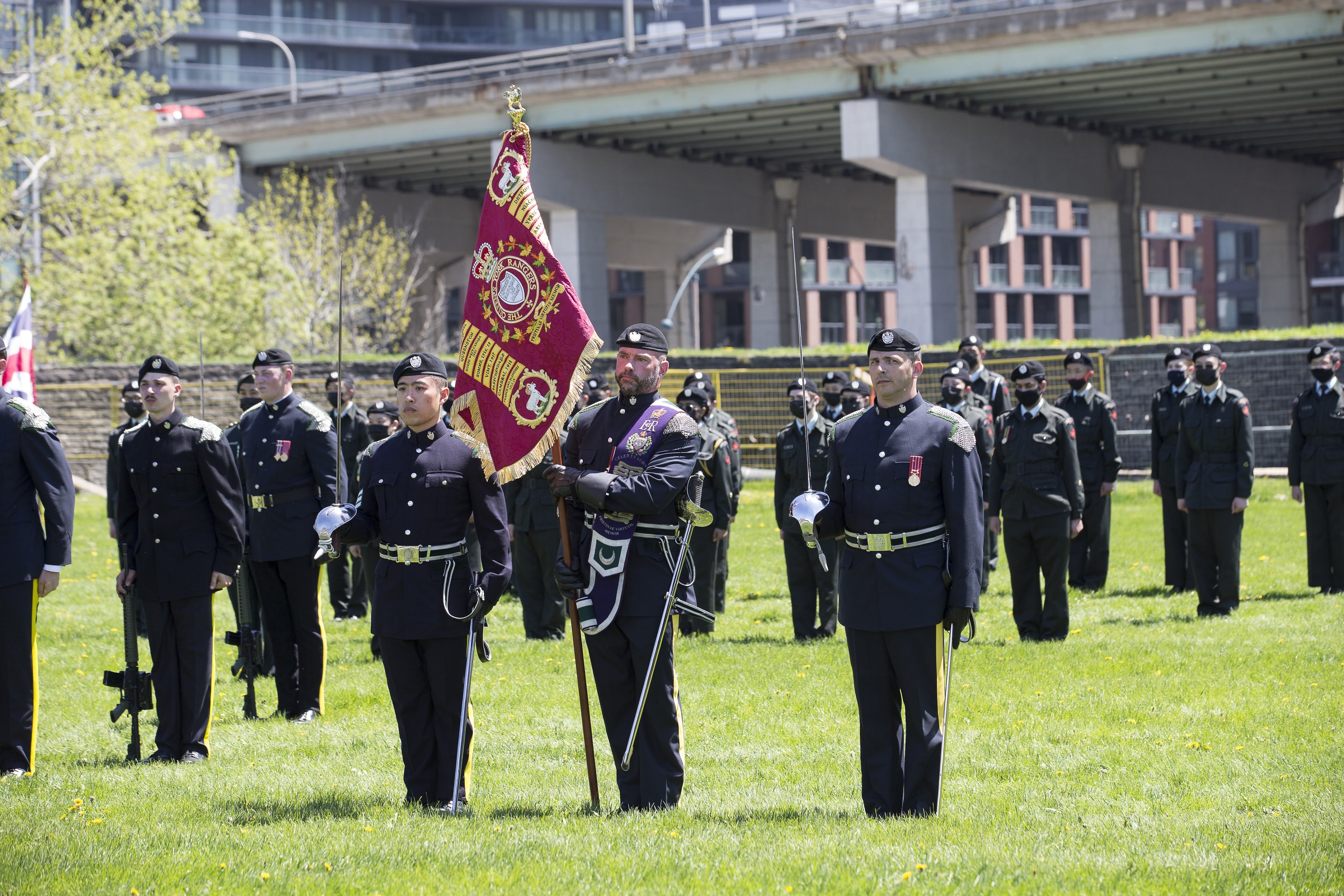 Des membres des Queen York Rangers participants à une cérémonie formelle de Présentation de guidon le 14 mai 2022 à Aurora, Ontario.
