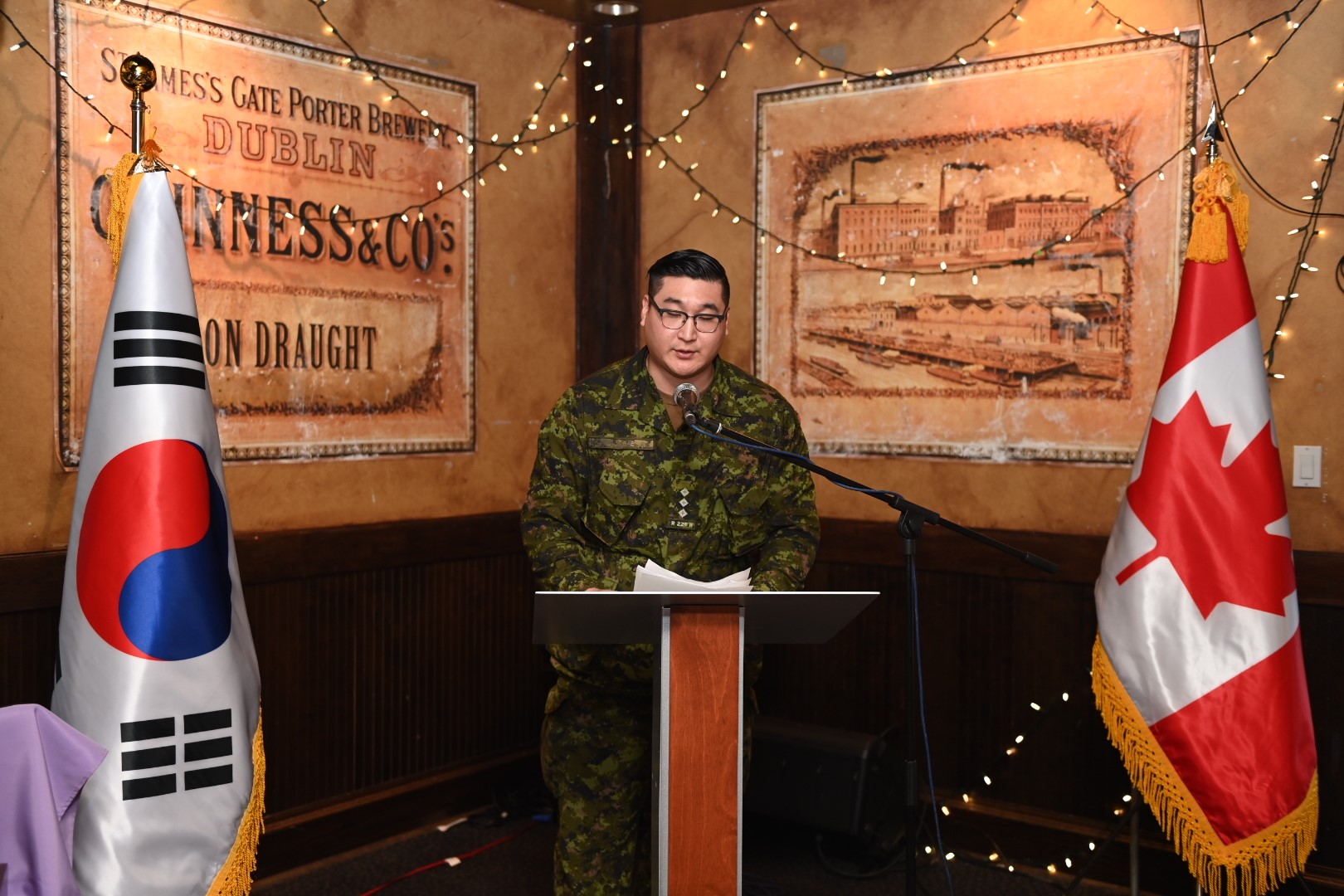 Le capitaine Jun Bae, membre de l’Armée canadienne, a agi à titre de maître de cérémonie lors de l’Imjin Classic de 2022. 
Photo : Cplc Michael MacIssac ©2022 DND/MDN Canada.