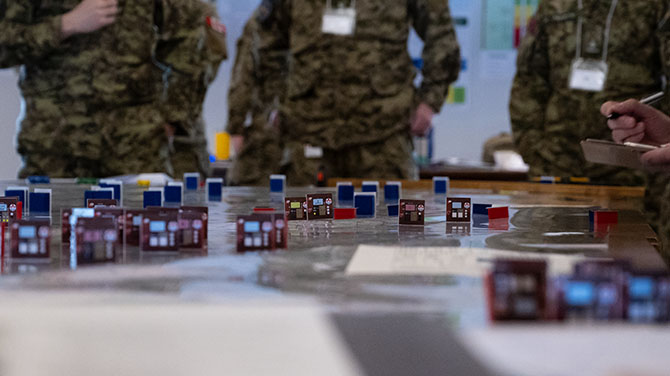 Bâtir l’Armée de demain : Leçons tirées des simulations de guerre