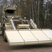 Un véhicule Husky muni du système de détection de mines. 