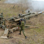 Des soldats tirent un obusier M777.