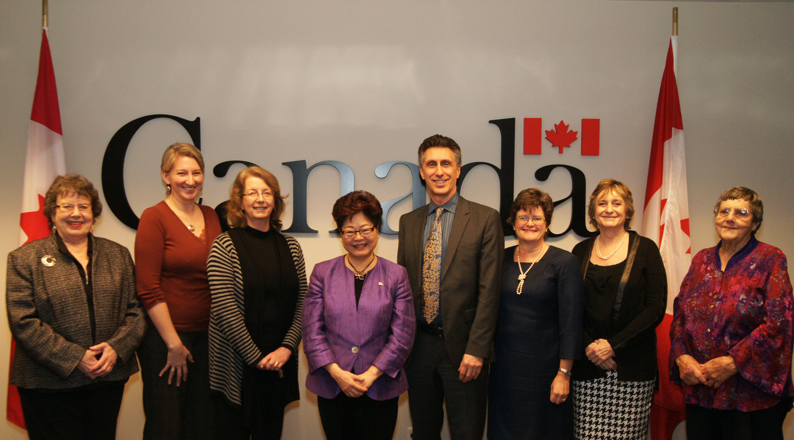 Minister of State Wong with participants after the roundtable discussion.