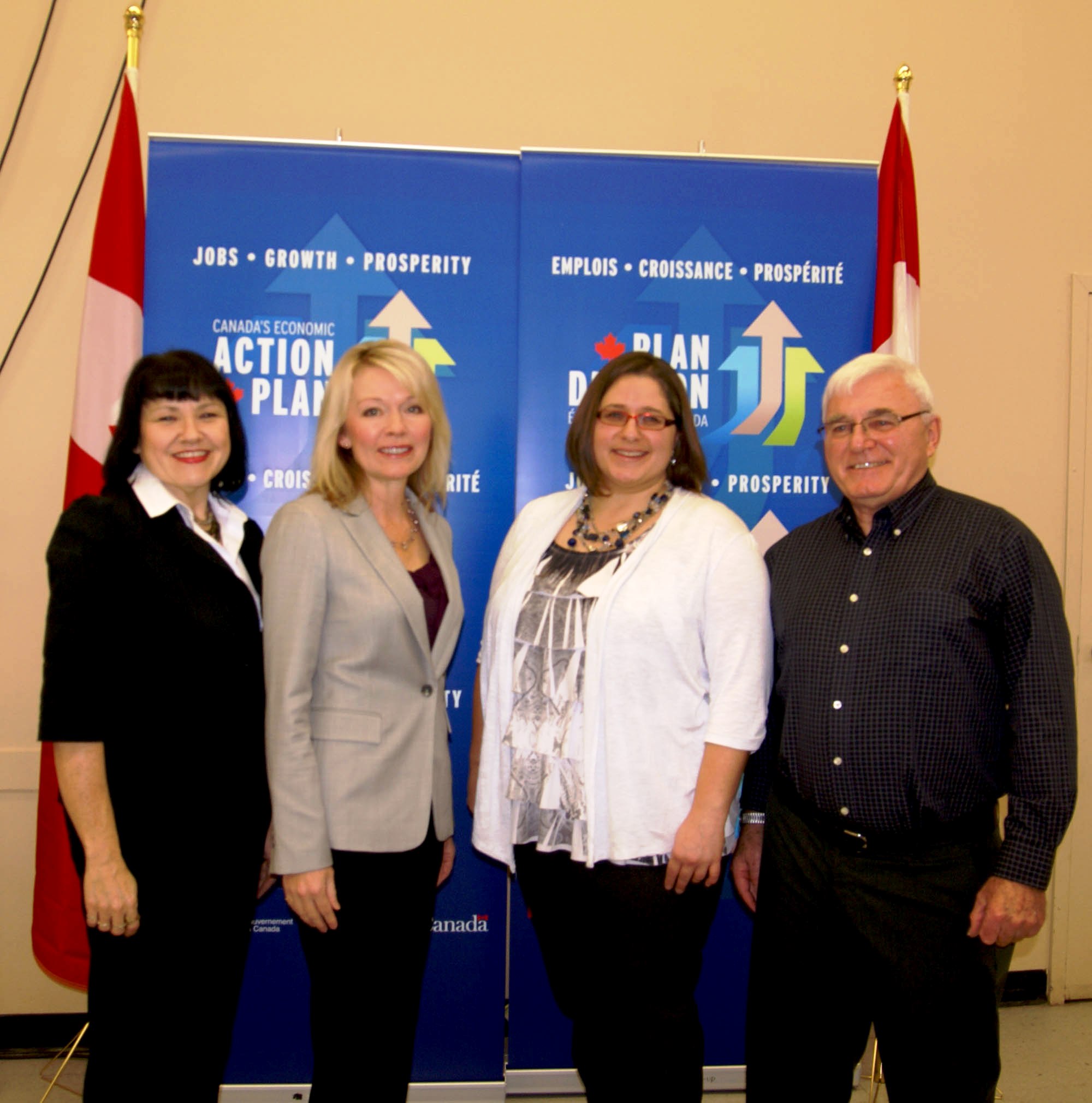 From left to right: 
Leisa Miness, Executive Director, Canadian 
Mental Health Association Central Region MB; The Honourable Candice 
Bergen; Elicia Funk, Chair of the Rural and Remote Advisory Board;  
Charles Clifford, President, Canadian Mental Health Association Board 
of Directors.