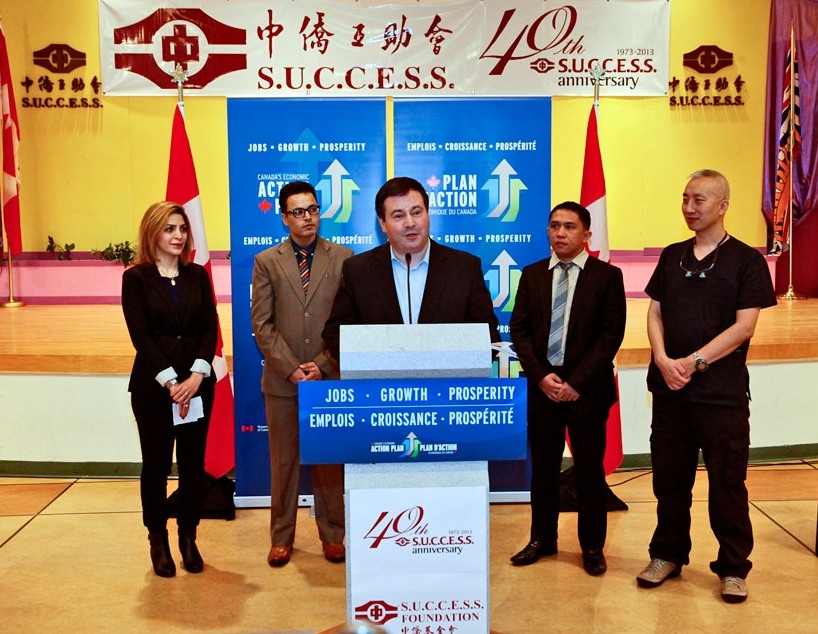 From left to right:
Loan recipients with Minister Kenney during the press conference: Dr. Sama Hosseini-Montazeri (an international pharmacy graduate from Iran; Mr. Prem Giri (an Internationally educated physiotherapist from Nepal); Minister Kenney, Mr. Rico Pria (an Internationally-trained engineer from the Philippines) and Dr. Bin Xie (an Internationally trained dentist from China).
