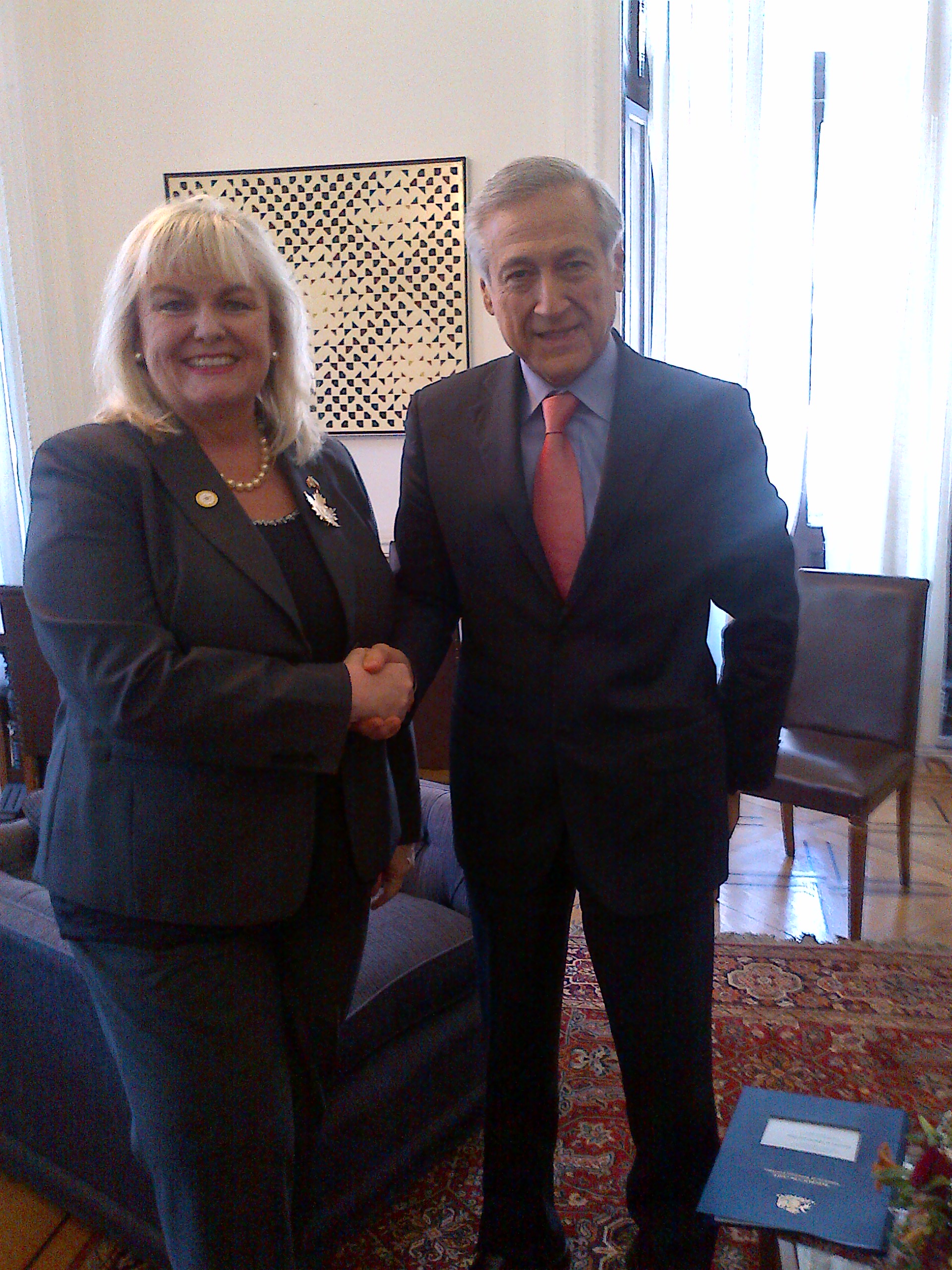 Minister of National Revenue, Kerry-Lynne D. Findlay, meets with incoming Chilean Minister of Foreign Affairs, Mr. Heraldo Muñoz.