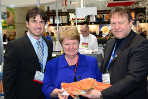 Le 16 mars 2014 : L¿honorable Gail Shea, ministre des Pêches et des Océans, accompagnée de représentants de l'Association Québécoise de l'Industrie de la Pêche lors de l¿Expo des produits de la mer d¿Amérique du Nord. De gauche à droite : Maxime Smith, la ministre Shea et Jean-Marc Marcoux.