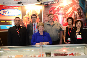 March 16, 2014, the Honourable Gail Shea, Minister of Fisheries and Oceans, and Prince Edward Island industry representatives from Royal Star Foods. Left to right: Dan MacArthur, Kenny Kinsh, Minister Shea, Francis Morrissey, Sally Gaudet and Christine Butler.