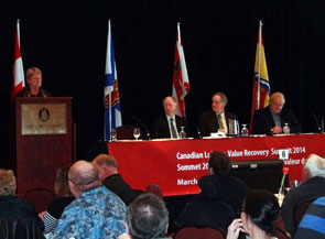 La ministre Shea prononçant son discours lors du Sommet sur la récupération de la valeur du homard tenu le 27 mars 2014 à Halifax, en Nouvelle-Écosse.