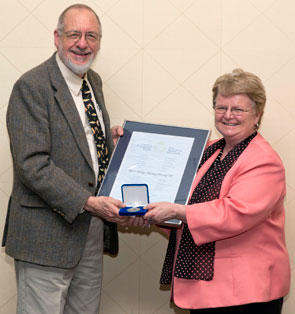La ministre Shea présente un Prix de la pêche récréative à Gerry Kristianson, président du Conseil consultatif sur la pêche sportive pour souligner son 50e anniversaire.