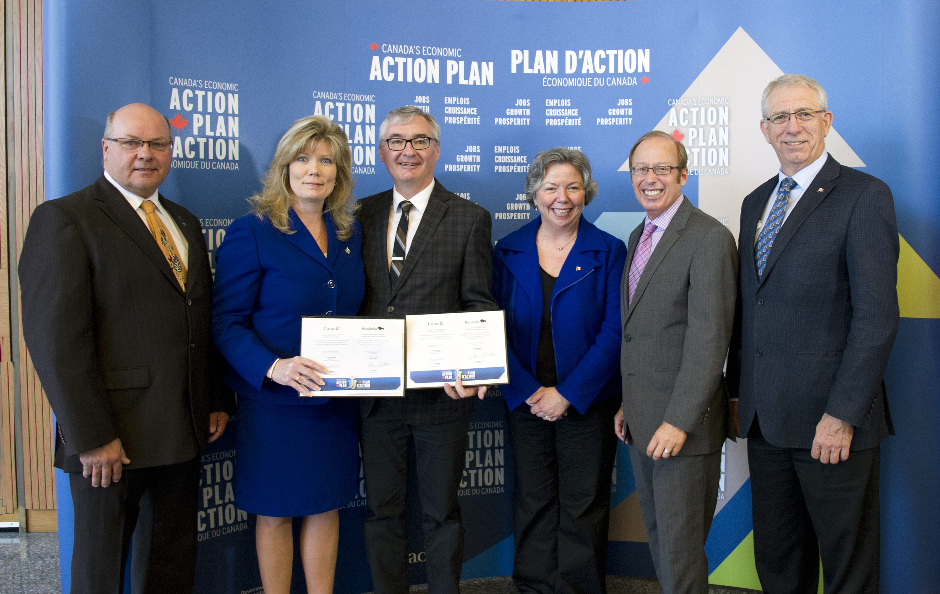 From left to right: 
Doug Dobrowolski, President of the Association of Manitoba Municipalities; the Honourable Shelly Glover, Minister of Canadian Heritage and Official Languages; the Honourable Stan Struthers, Minister of Municipal Governments and Minister responsible for Hydro Manitoba; Joyce Bateman, Member of Parliament for Winnipeg South Centre; Sam Katz, Mayor of Winnipeg; and Larry Maguire, Member of Parliament for Brandon¿Souris, celebrate the renewed federal Gas Tax Fund in Manitoba.

